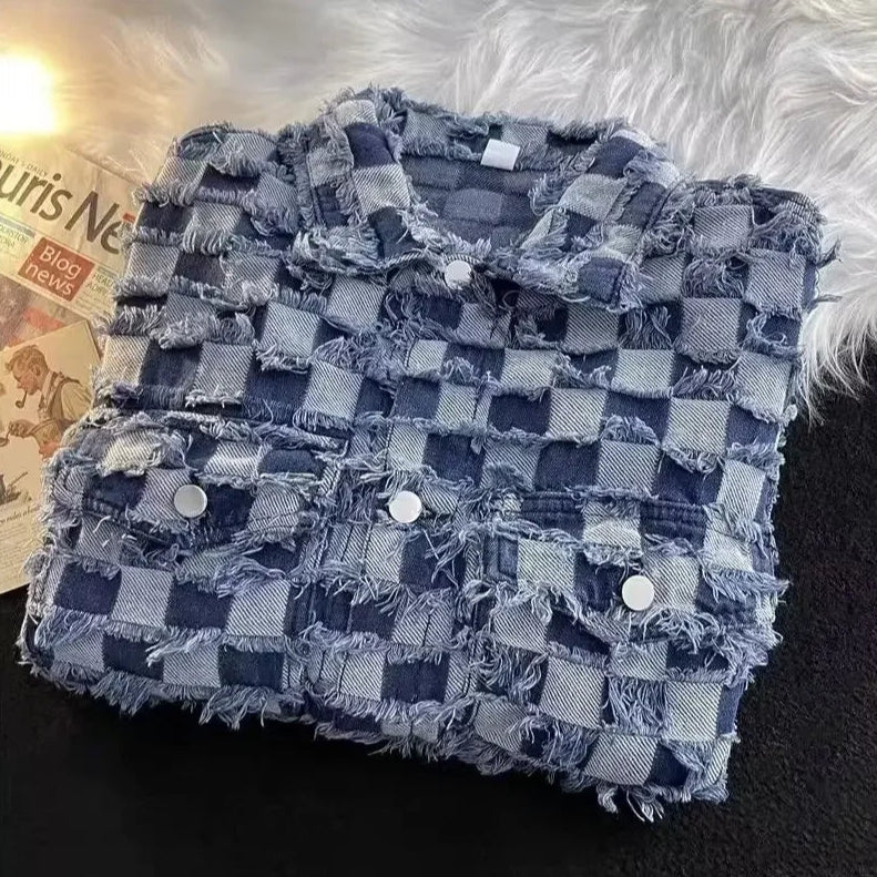 veste-en-jean-a-carreaux-dechiree-homme-pliée