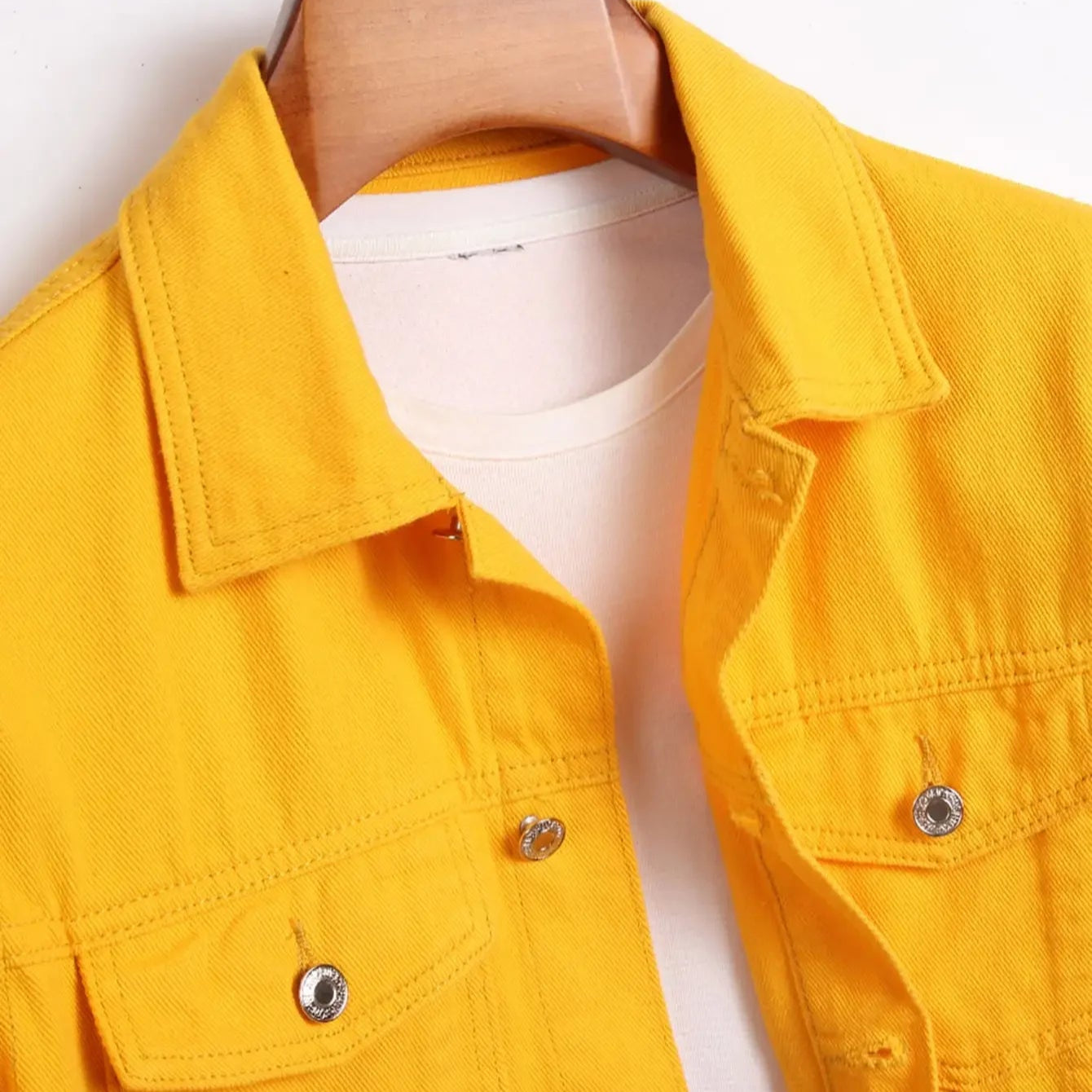veste-en-jean-jaune-homme-avec-ecriture-col