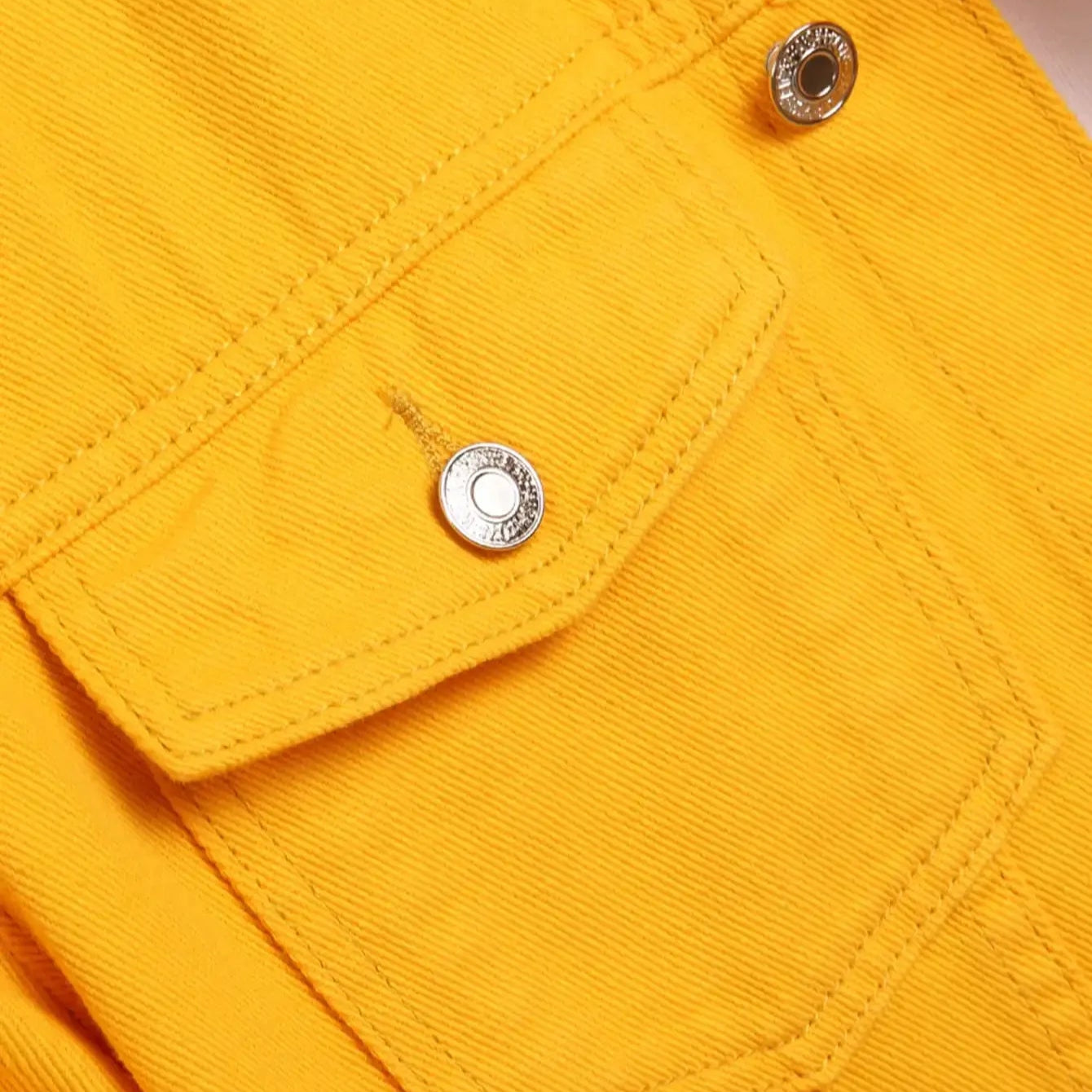 veste-en-jean-jaune-homme-avec-ecriture-poche