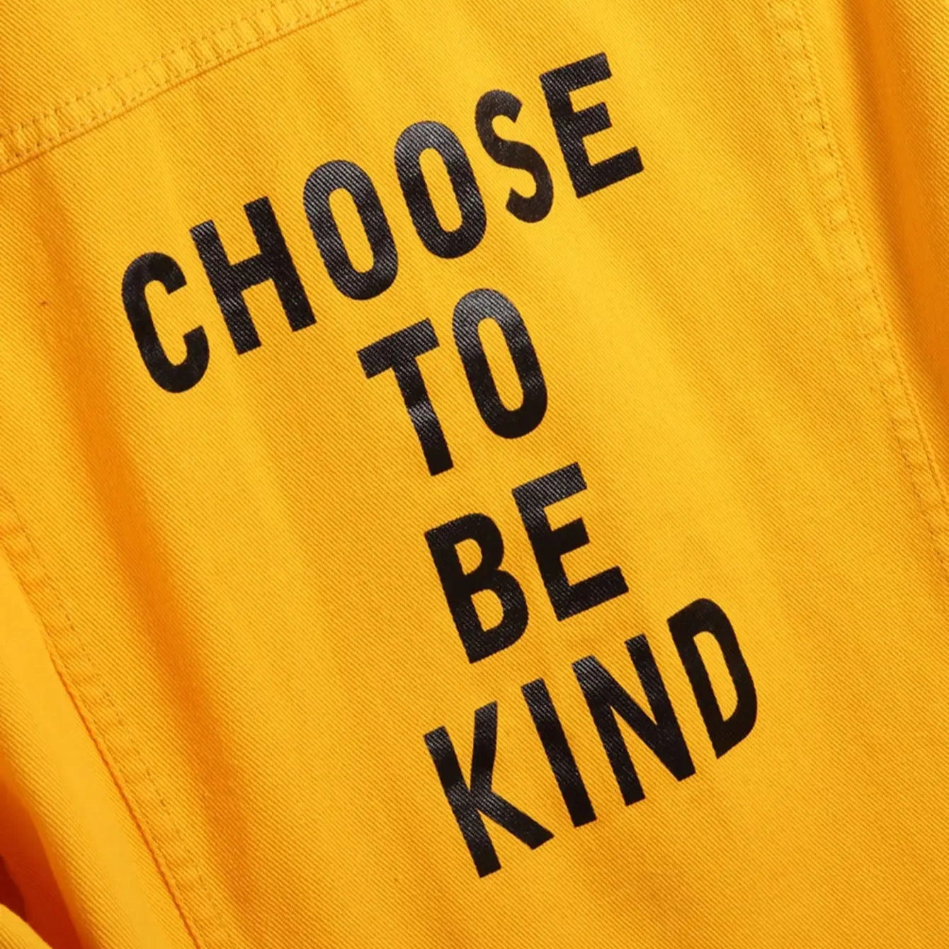 veste-en-jean-jaune-homme-avec-ecriture-zoom