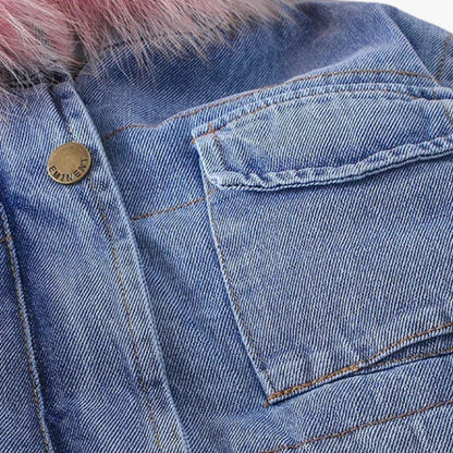 veste-en-jean-a-capuche-fille-closeup