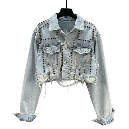  veste-en-jean-courte-destroy-et-cloutee-femme-bleu-clair