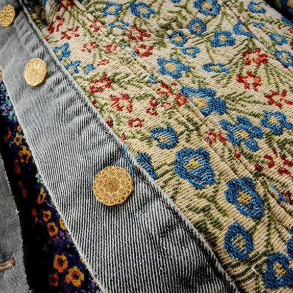 veste-en-jean-fleurie-brodee-a-volant-femme-closeup
